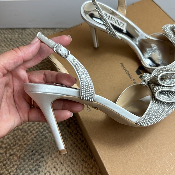 NWOT - Badgley Mischka Women's Rennie Heeled Sandal, Soft white, Size 6.5 😍🤍🩶 - Picture 9 of 17
